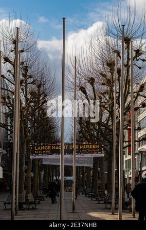 07 marzo 2020 Stoccarda, Germania - Königstraße, una strada di fronte alla stazione ferroviaria centrale di Stoccarda. Zona pedonale con negozi e attrazioni turistiche. Foto Stock