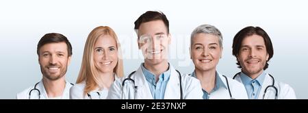 Gruppo di cinque medici professionisti che posano su White Studio background Foto Stock