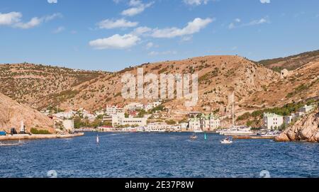 Ingresso alla baia di Balaklava dal Mar Nero. Vista sulla città di Sevastopol, quartiere Balaklava. Russia, Crimea. Foto Stock