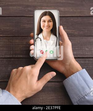 Unriconoscable Man Video Conferencing con Smiling Female Doctor su smartphone, Collage Foto Stock