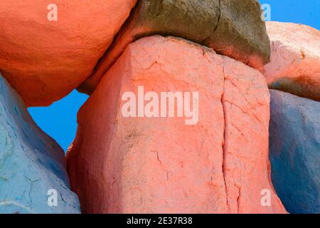 Particolare delle rocce dipinte dall'artista belga Jean Vérame nei pressi di Tafraoute, Marocco Foto Stock