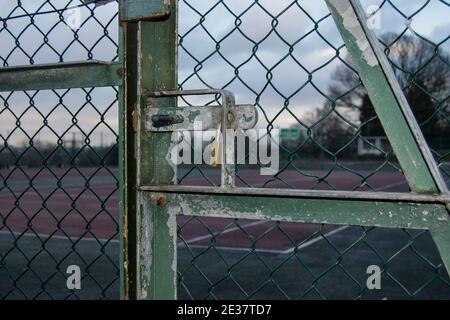 Cancelli con lucchetto sui campi da tennis in un parco ricreativo locale durante il blocco Foto Stock