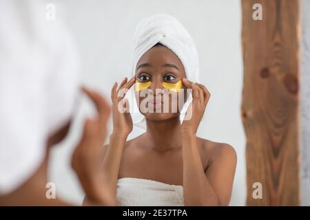 Cura della pelle per ridurre i sacchetti degli occhi a casa Foto Stock