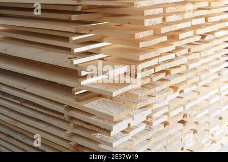 Stecche di legno strette o tavole in primo piano si trovano in una pila. Si  tratta di un nobile legno lucidato nel negozio di carpenteria Foto stock -  Alamy