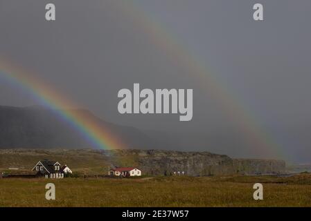 Raddoppia l'arcobaleno su Arnarstapi nel Parco Nazionale di Snæfellsjökull Foto Stock