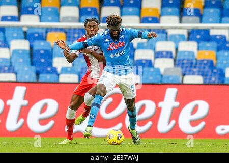 L'attaccante ivoriano di Fiorentina Christian Kouame (L) sfida per la palla con il centrocampista francese del SSC Napoli Tiemoue Bakayoko durante la serie A della partita di calcio SSC Napoli vs ACF Fiorentina. Napoli ha vinto il 6-0 Foto Stock