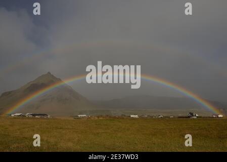 Raddoppia l'arcobaleno su Arnarstapi nel Parco Nazionale di Snæfellsjökull Foto Stock
