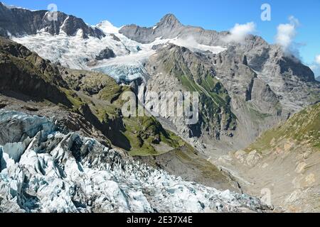 Ghiacciaio di Ischmeer e Unterer Grindelwald di fronte al famigerato lato di Eiger e Mönch. Foto Stock