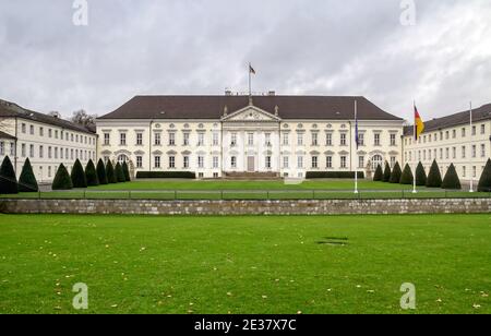 Bellevue Palace (in tedesco: Schloss Bellevue), situato nel quartiere Tiergarten di Berlino, è stata la residenza ufficiale del presidente della Germania Foto Stock