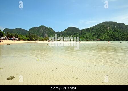 La spiaggia tropicale di Loh Dalum su Ko Phi Phi Don. Foto Stock