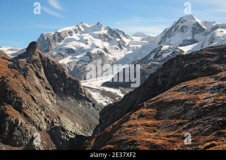 Monte Rosa e Lyskamm visto attraverso il Gornerschlucht dal Schwarzsee. Foto Stock