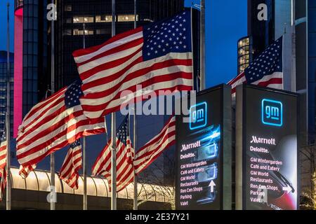 Detroit, Michigan, Stati Uniti. 16 gennaio 2021. Il nuovo logo General Motors, esposto presso la sede centrale della GM nel Renaissance Center di Detroit. L'azienda dice che il logo simboleggia il suo passaggio verso la costruzione di veicoli elettrici. Credit: Jim West/Alamy Live News Foto Stock