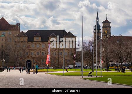 7 marzo 2020, Stoccarda, Germania - Castello nuovo (Neues Schloss) in Piazza Caste (Schlossplatz) giorno nuvoloso, molti turisti. Foto Stock