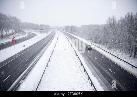 Middlesbrough, Regno Unito. Sabato 2 gennaio 2021: Forti nevicate hanno continuato attraverso la mattina a Middlesbrough sulla A171 causando CO pericoloso Foto Stock