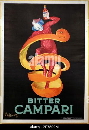 Vintage Leonetto Cappiello poster design per Campari. Un clown balla con una bottiglia di Campari in mano come una buccia d'arancia serpente intorno al suo corpo. Foto Stock