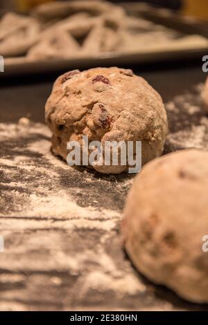 due involtini di uva passa con farina Foto Stock