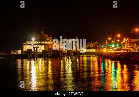 Traghetto BC di notte, attracco nel fiume Campbell. Luci della città, riflesso in acqua. Foto Stock