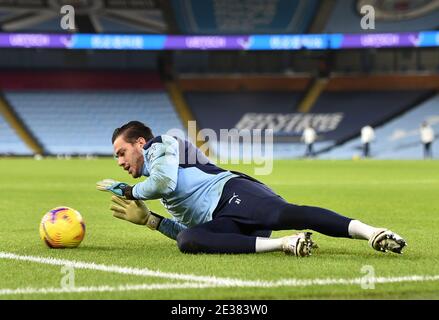 Il portiere della città di Manchester, Ederson, si riscaldò prima della partita della Premier League all'Etihad Stadium, Manchester. Foto Stock