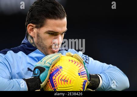 Il portiere della città di Manchester, Ederson, si riscaldò prima della partita della Premier League all'Etihad Stadium, Manchester. Foto Stock