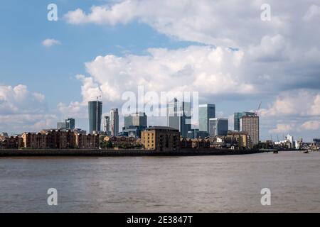 Vista sul Tamigi dello skyline di Canary Quartiere commerciale e residenziale di Wharf a Londra, Regno Unito Foto Stock