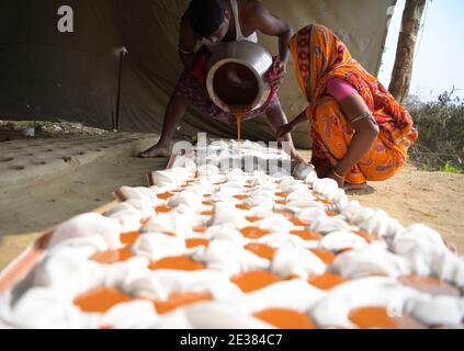 I membri della famiglia dei collettori di sap di palma stanno facendo la gelificazione dalla sap di palma nel villaggio di Mohanbhog. Agartala, Tripura, India. Foto Stock