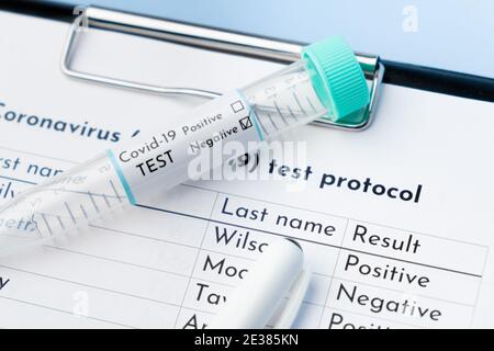 Primo piano provetta per test covid-19 negativa e protocollo di test medico. Foto Stock
