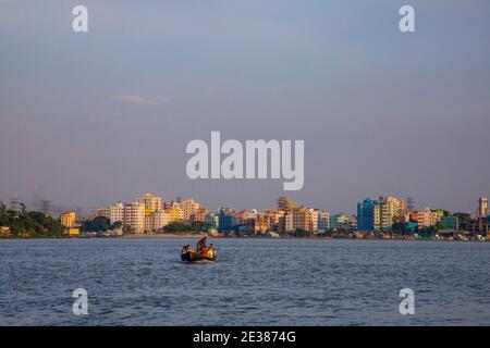 La città di Ashiganj sulla riva del fiume Meghna, Brahmanbaria, Bangladesh. Foto Stock