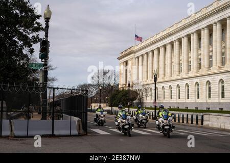 Washington, Stati Uniti. 17 gennaio 2021. La polizia del distretto di Columbia sulle motociclette guida dall'edificio dell'ufficio del Senato di Russell di fronte al Campidoglio degli Stati Uniti mentre le truppe della Guardia Nazionale imprimono l'area in vista dell'imminente inaugurazione del presidente Joe Biden a Washington, DC domenica 17 gennaio 2021. La sicurezza è ancora più stretta dal 6 gennaio, quando le mob pro-Trump MAGA hanno violato il perimetro di sicurezza e penetrato nel Campidoglio degli Stati Uniti. Foto di Ken Cedeno/UPI. Credit: UPI/Alamy Live News Foto Stock