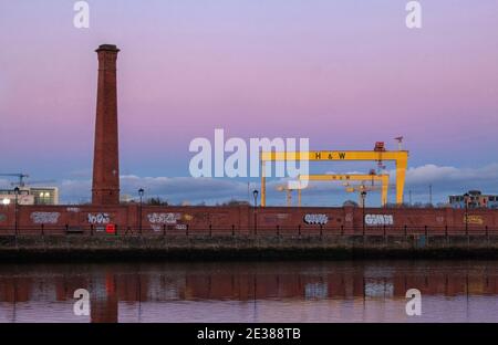 Tramonta sulle famose gru a cavalletto Samson e Goliath, appartenenti alla Harland and Wolff Shipbuilding Company, Belfast, che costruì il Titanic Foto Stock