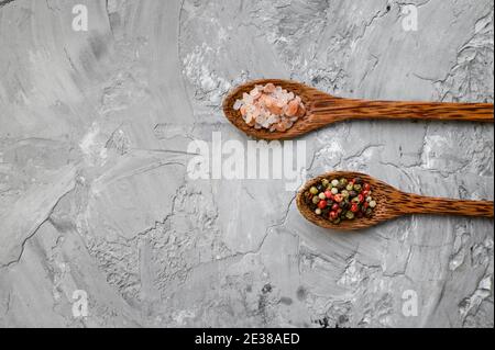 Spezie profumate in un cucchiaio su fondo grunge Foto Stock