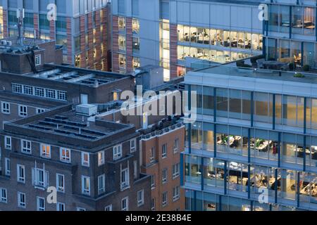 Londra, Regno Unito - 14 dicembre 2016: Dettaglio architettonico primo piano di edifici di appartamenti classici e moderni edifici per uffici vicino a South Bank i. Foto Stock