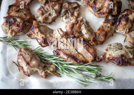 Servire la carne su una pergamena Foto Stock