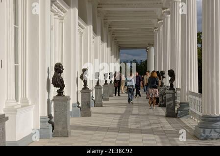 La gente ammira le sculture nella Galleria Cameron, il parco di Caterina, Tsarskoe Selo, la città di Pushkin vicino a San Pietroburgo, Russia Foto Stock