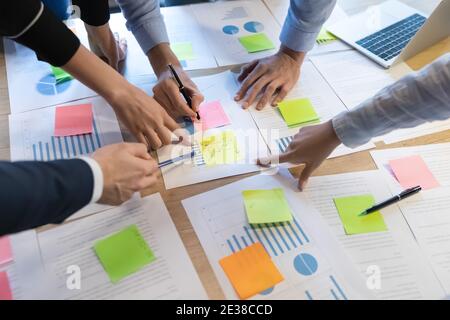 Vista dall'alto primo piano dipendenti che lavorano con documenti, utilizzando adesivi Foto Stock