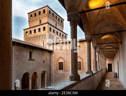 Vista della Torre del Leone del Castello di Torrechiara, sotto l'est Loggia di Corte d'Onore Foto Stock