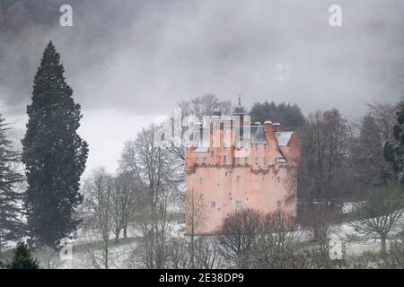Le pareti rosa del castello di Craigievar in Aberdeenshire si levano in piedi fuori In una mattina Overcast in inverno Foto Stock