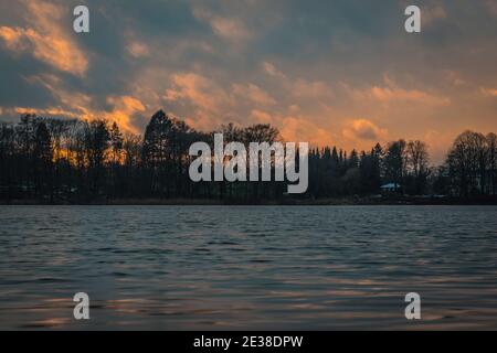 tramonto su una superficie ondulata del lago Foto Stock