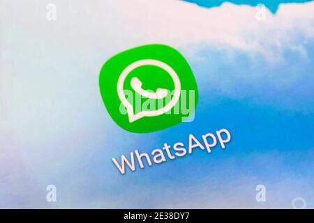 Un primo piano del logo dell'app per l'American WhatsApp Servizio di videochiamata Messenger e condivisione di contenuti multimediali su un cellulare schermo dello smartphone del telefono Foto Stock