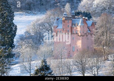 Sole invernale sulle pareti rosa del Craigievar Castle in La campagna scozzese Foto Stock