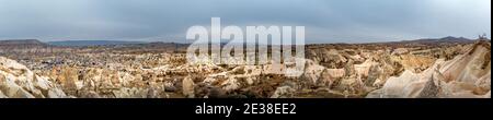 Bella foto panoramica di Cappadocia, Goereme, Turchia in una giornata nuvolosa Foto Stock