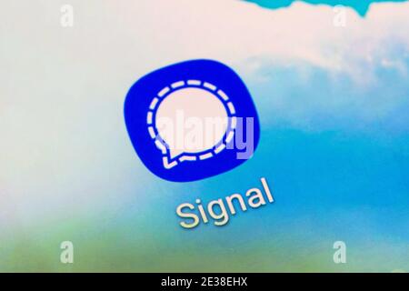 Un primo piano del logo dell'applicazione per l'applicazione Signal Private Messenger, da parte di Signal Foundation, sullo schermo di uno smartphone Foto Stock