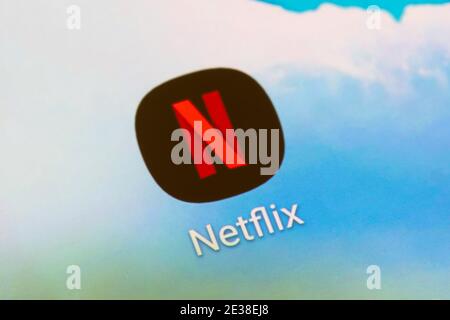 Un primo piano del logo dell'app Netflix - Netflix, Inc. È una piattaforma di contenuti e una società di produzione americana su uno schermo per smartphone Foto Stock