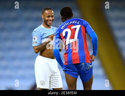 Il Raheem Sterling di Manchester City (a sinistra) saluta Tyrick Mitchell di Crystal Palace dopo il fischio finale durante la partita della Premier League all'Etihad Stadium di Manchester. Foto Stock