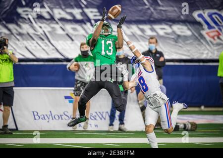 Arlington, Texas, Stati Uniti. 16 gennaio 2021. Southlake Carroll's RJ Maryland (13) tenta di catturare la Ford Dickerson di Austin Westlake (18) nella partita di campionato statale della Texas University Interscholastic League (UIL) di Classe 6A Divisione 1 all'AT&T Stadium di Arlington, Texas. Austin Westlake sconfisse Southlake Carroll 52-34. Prentice C. James/CSM/Alamy Live News Foto Stock