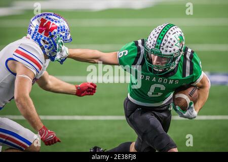 Arlington, Texas, Stati Uniti. 16 gennaio 2021. Southlake Carroll's Landon Samson (6) offre un braccio rigido durante il campionato di classe 6A della Texas University Interscholastic League (UIL), divisione 1, tra gli Austin Westlake Chaparrals e i draghi del Southlake Carroll presso L'AT&T Stadium di Arlington, Texas. Austin Westlake sconfisse Southlake Carroll 52-34. Prentice C. James/CSM/Alamy Live News Foto Stock