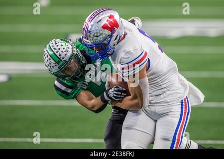 Arlington, Texas, Stati Uniti. 16 gennaio 2021. Austin Westlake Wide receiver Jaden Greathouse (9) lotta per lo yardage contro Southlake Carroll difensive back Avyonne Jones (7) durante la Texas University Interscholastic League (UIL) Classe 6A Divisione 1 partita di campionato di stato all'AT&T Stadium di Arlington, Texas. Austin Westlake sconfisse Southlake Carroll 52-34. Prentice C. James/CSM/Alamy Live News Foto Stock