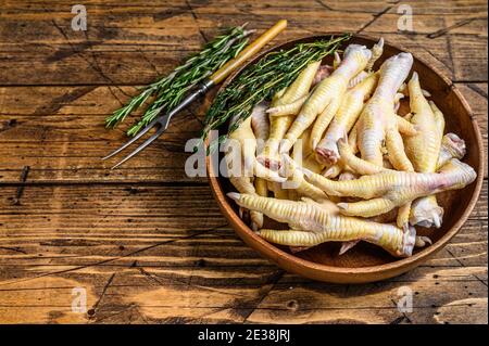 Greggia grande schnitzel viennese su un tagliere. Sfondo nero. Vista dall'alto Foto Stock