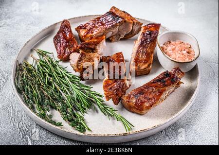 Carne di vitello grigliata corta di scorta con coltello macellaio. Sfondo nero. Vista dall'alto Foto Stock