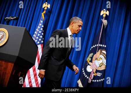 Il presidente AMERICANO Barack Obama esce dalla sala dopo una dichiarazione alla stampa dopo il suo incontro con la leadership del Congresso bipartisan nel Eisenhower Executive Office Building a Washington, DC, USA, il 30 novembre 2010. Foto di Olivier Douliery/ABACAPRESS.COM Foto Stock