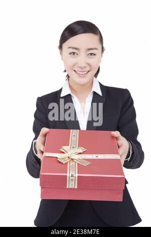 Un giovane uomo d'affari che tiene la scatola del regalo foto di alta qualità Foto Stock